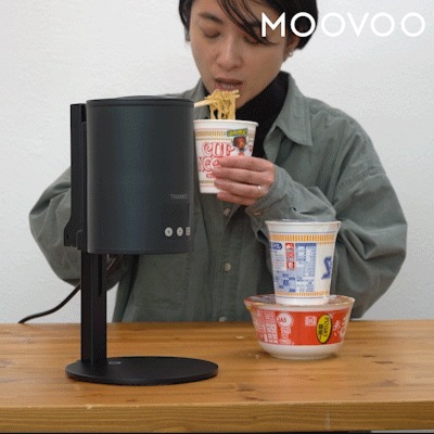 カップ麺食べる