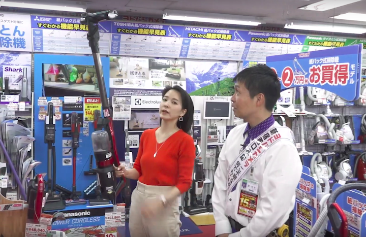 シャープの掃除機「RACTIVE Air」を持ち上げる奈津子画像
