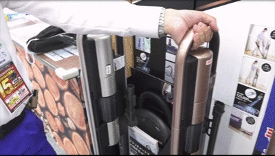 三菱の掃除機「ZUBAQ」を持ち上げるGIF