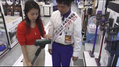 パナソニックの掃除機「パワーコードレス」のヘッドラバーを動かすGIF