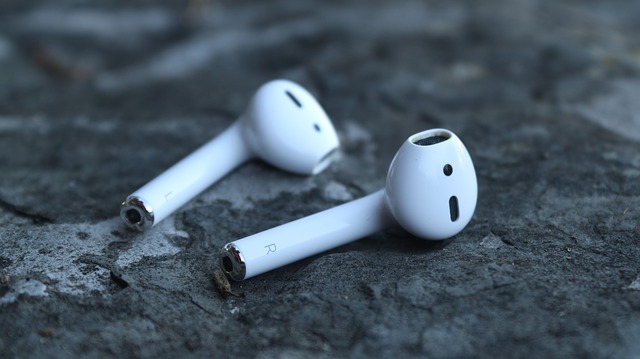 石の上のAirPods