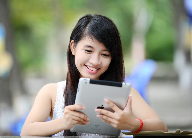 ipadを使う女性