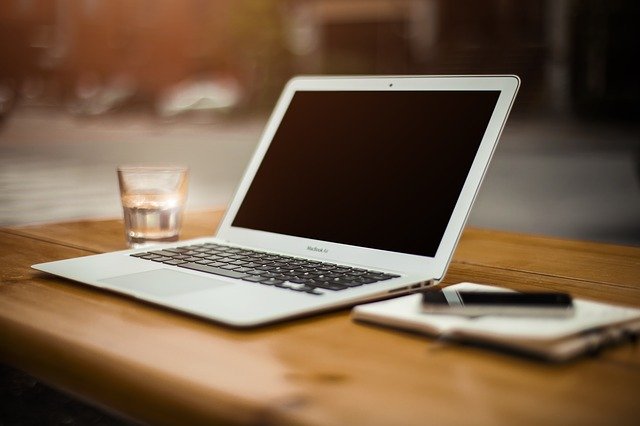 卓上のMacBook