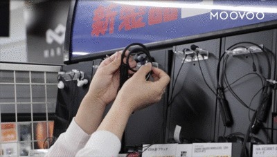 ソニーのおすすめワイヤレスイヤホン「WI-1000XM2」を曲げるGIF