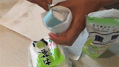 お茶パックに重曹を入れる様子