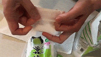 お茶パックにふたをする様子