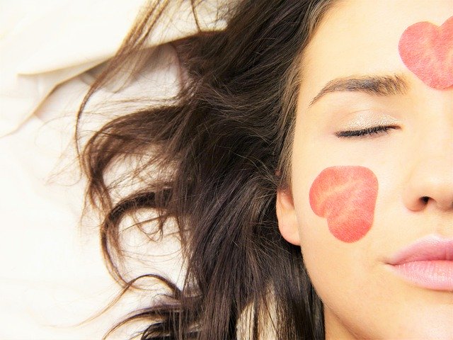 パックしている女性の写真