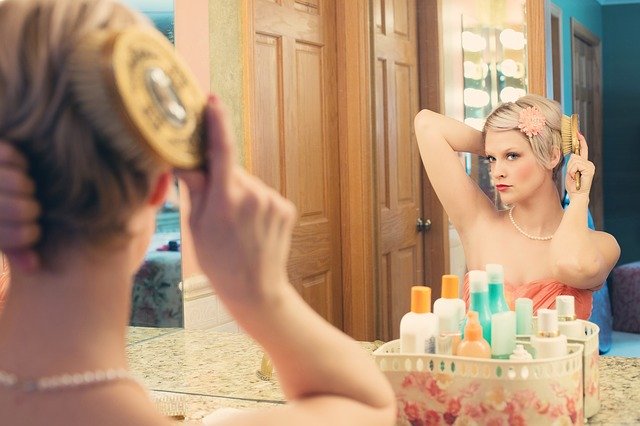 女性が化粧をしている写真