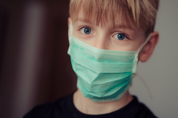 マスクをつける少年の写真