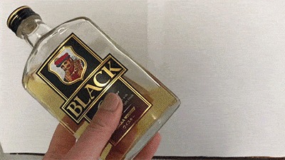 冷凍庫に入れる前のウイスキーを振る様子