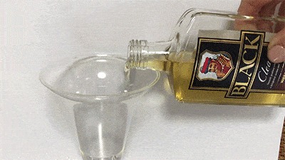 ウイスキーがグラスに注がれる様子