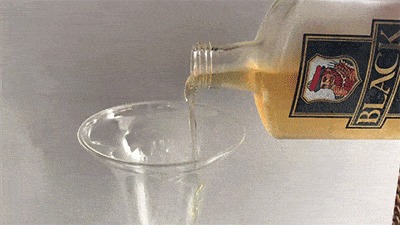冷凍庫に入れて3時間経ったウイスキーを注ぐ様子
