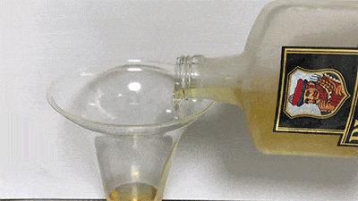 冷凍庫に入れて24時間経ったウイスキーを注ぐ様子