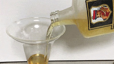 冷凍庫に入れて48時間経ったウイスキーを注ぐ様子