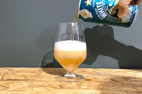 グラスにビールを注ぐ動画