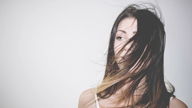 ブルネットの髪の女性の写真