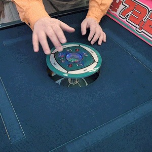 牌が配分されるシーン