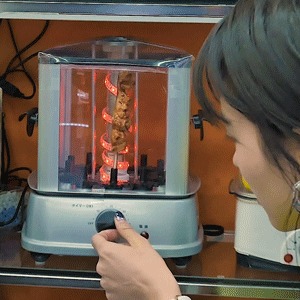 焼き鳥メーカーのダイヤルを回すシーン