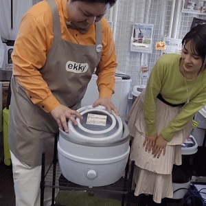 折りたたみ洗濯機を折りたたむシーン