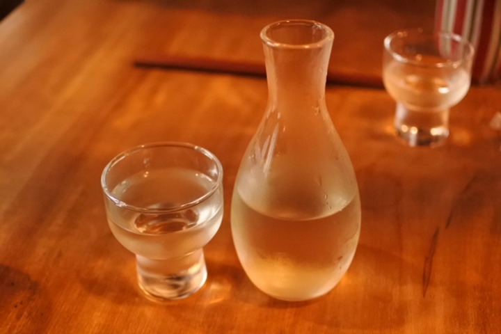 ガラス製の徳利とおちょこに入った冷酒
