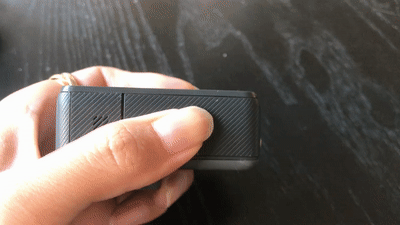 GoProのメモリーカードスロットを開けている様子