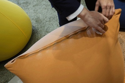 ヨギボーカバーから中身を見せる様子
