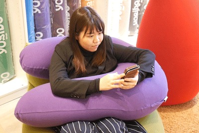 スマホをいじる様子