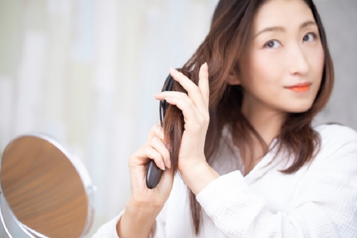 ブラッシングをする女性の写真