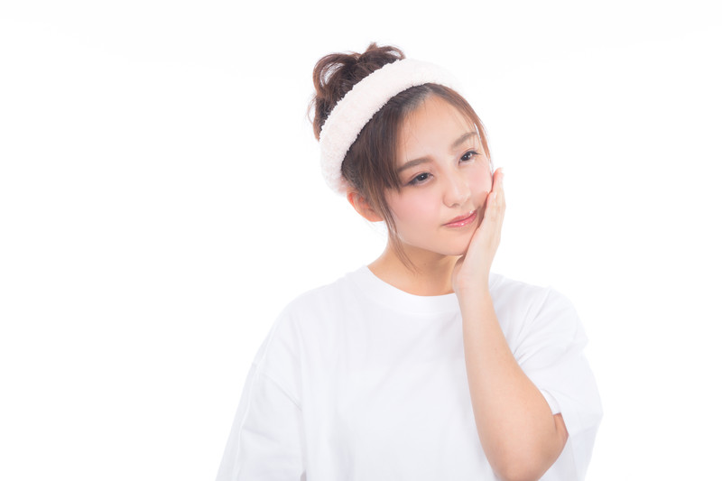 頬に手を当てる女性