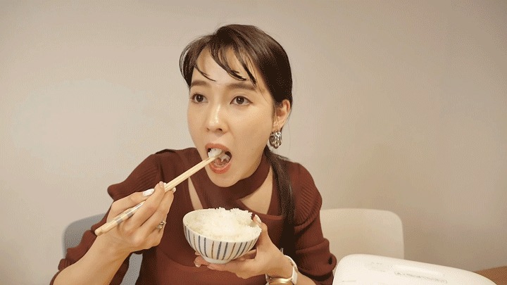 ご飯を食べる様子