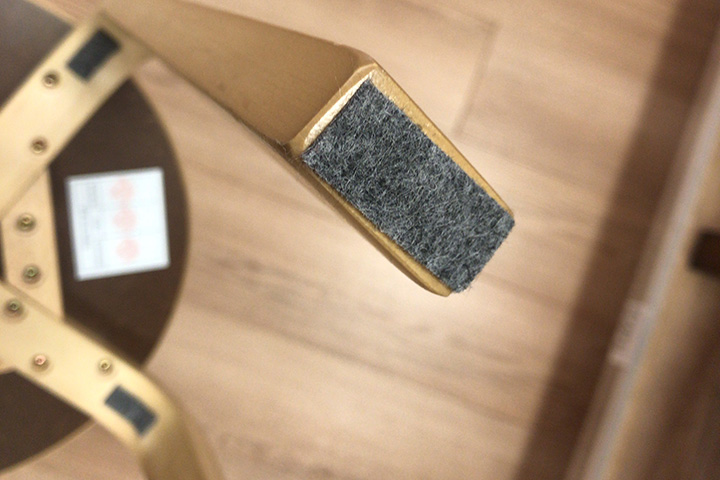 ニトリの木製スツール セロ脚の裏