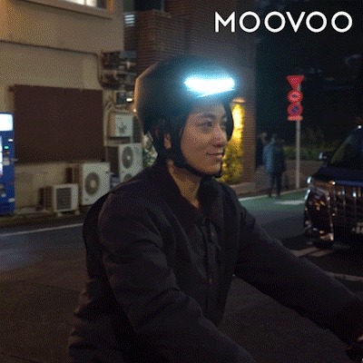 前照灯、ブレーキランプ、ウィンカーを搭載したヘルメット