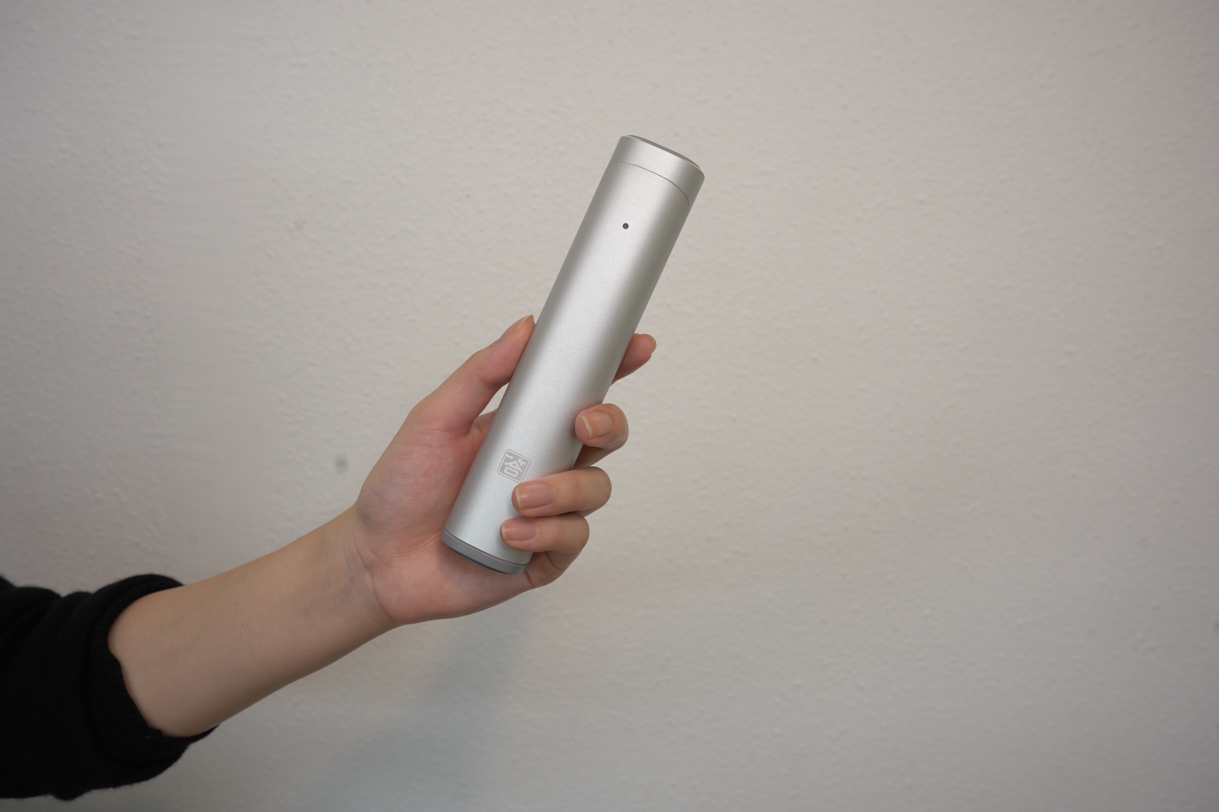 重量190gのコンパクト設計で持ち運びにも便利