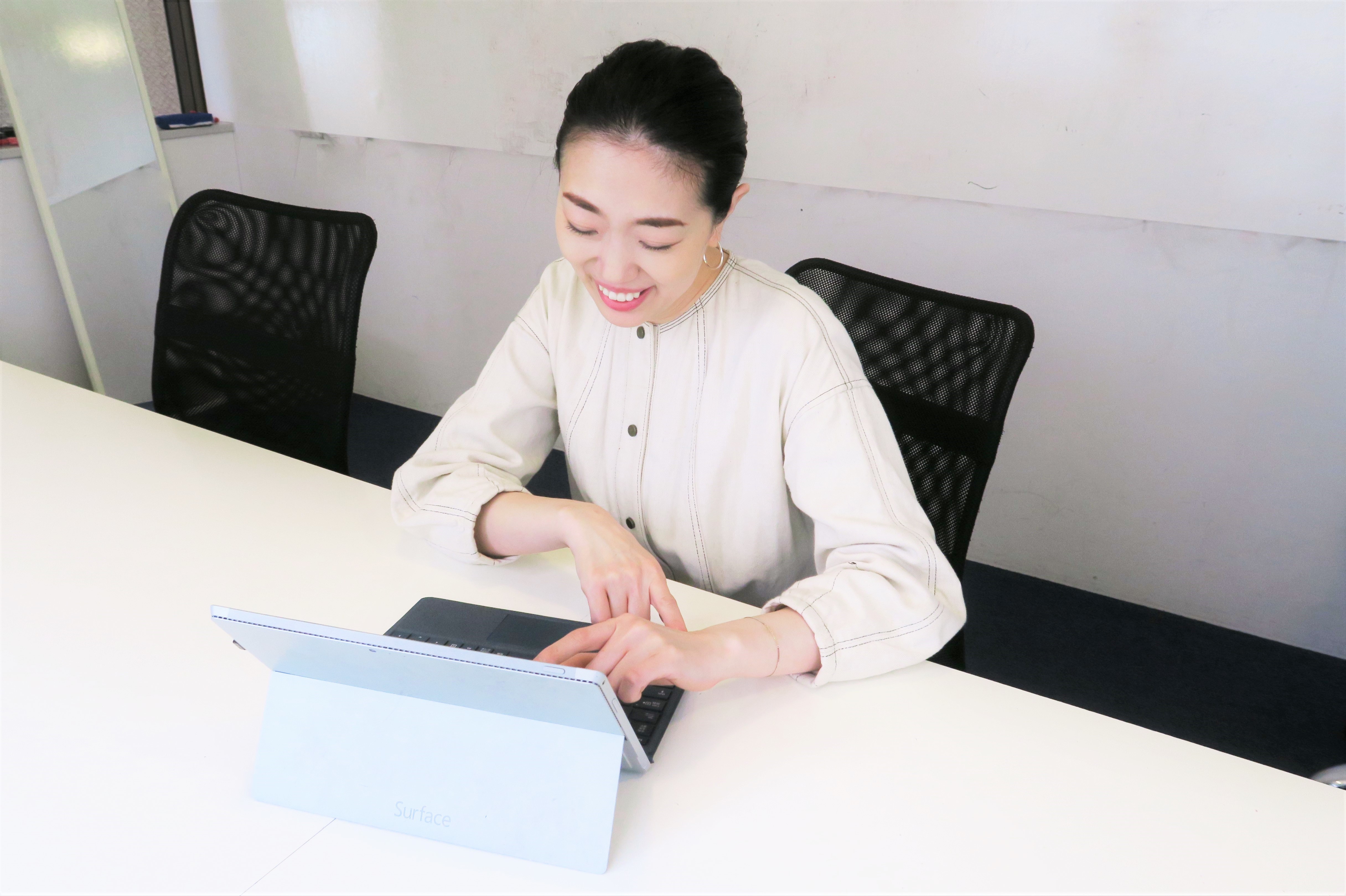 ウェブサイトを確認する鎌田妹さん