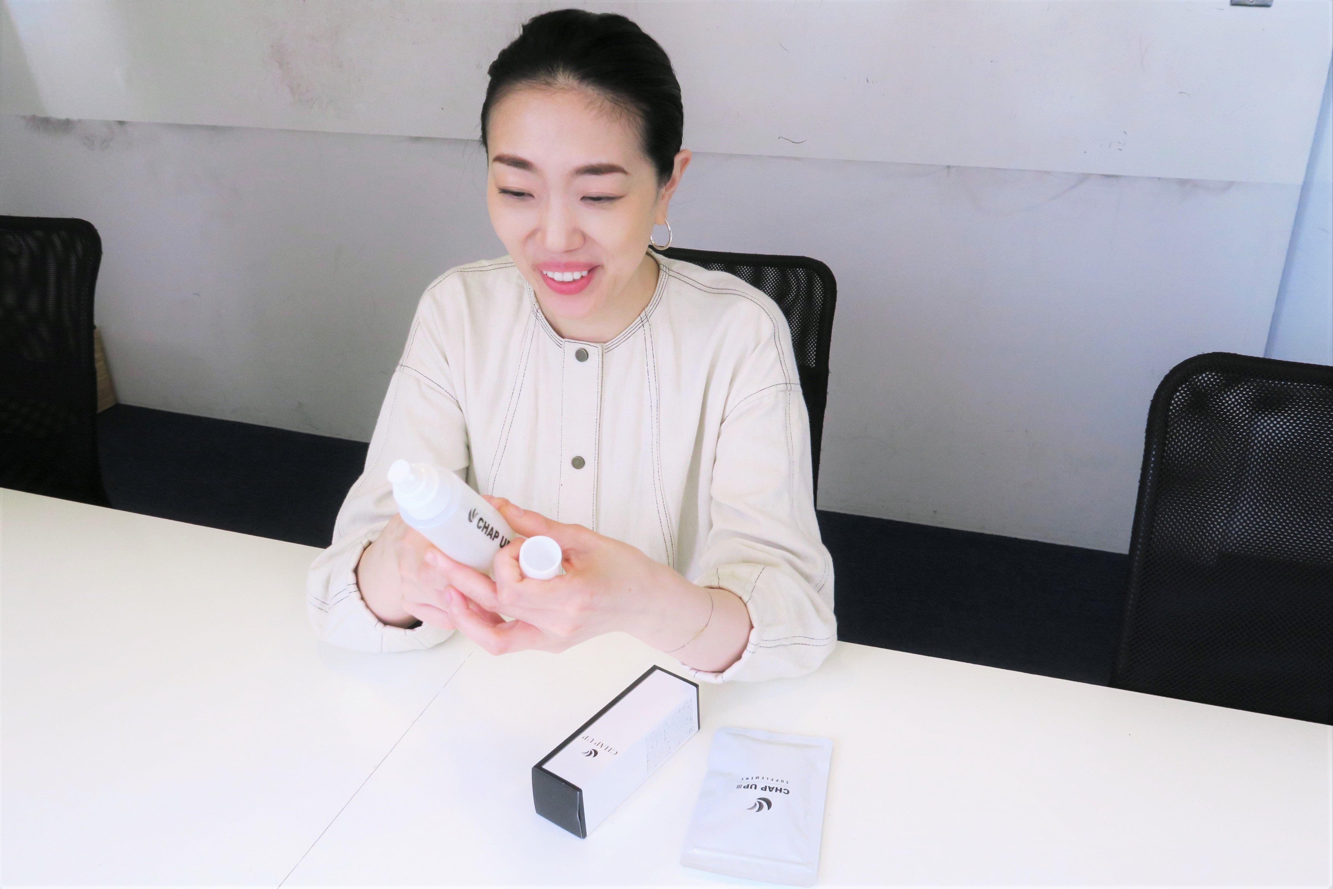 チャップアップのボトルを持つ鎌田妹さん