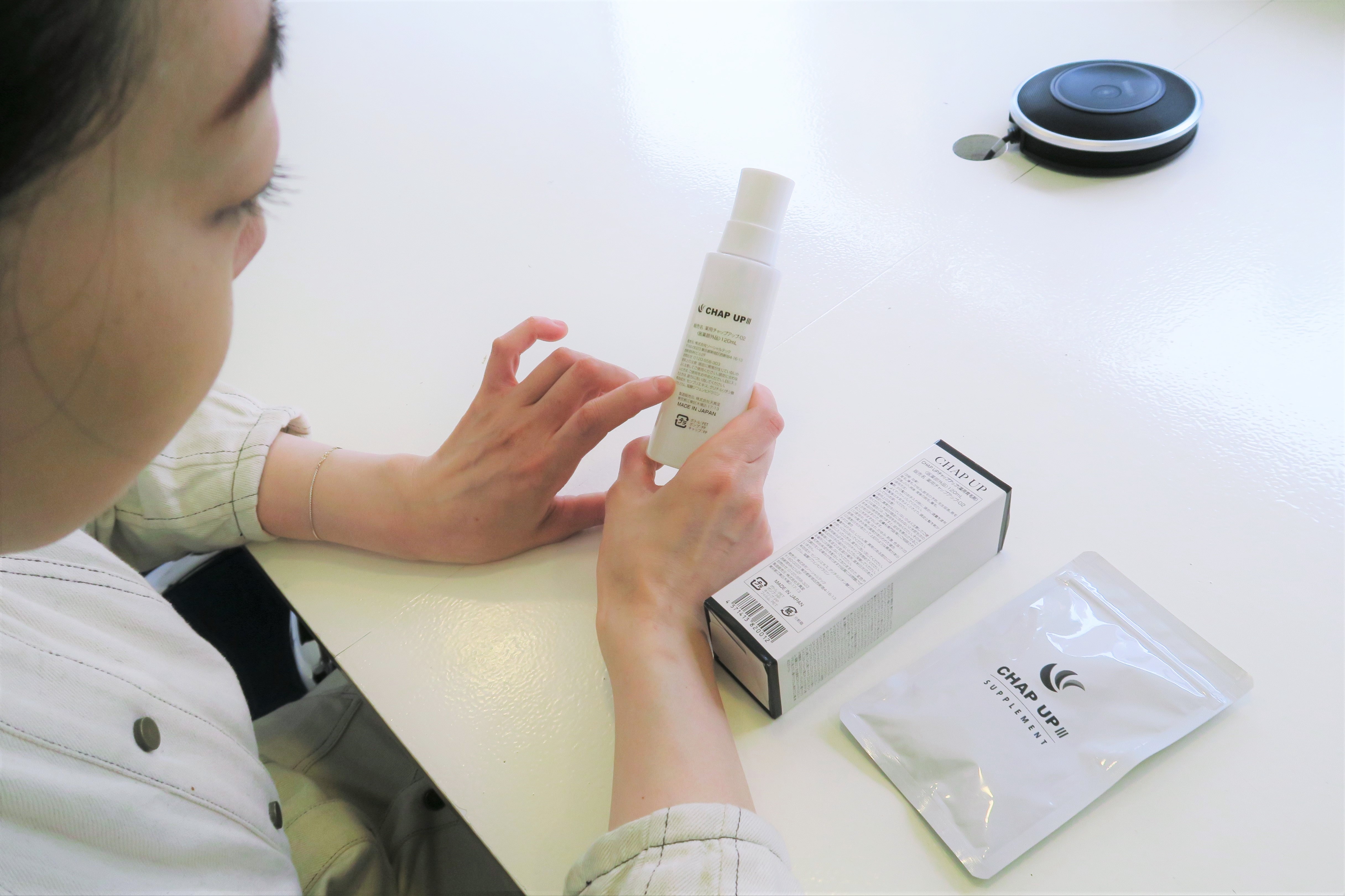 チャップアップのボトルを持つ鎌田妹さん