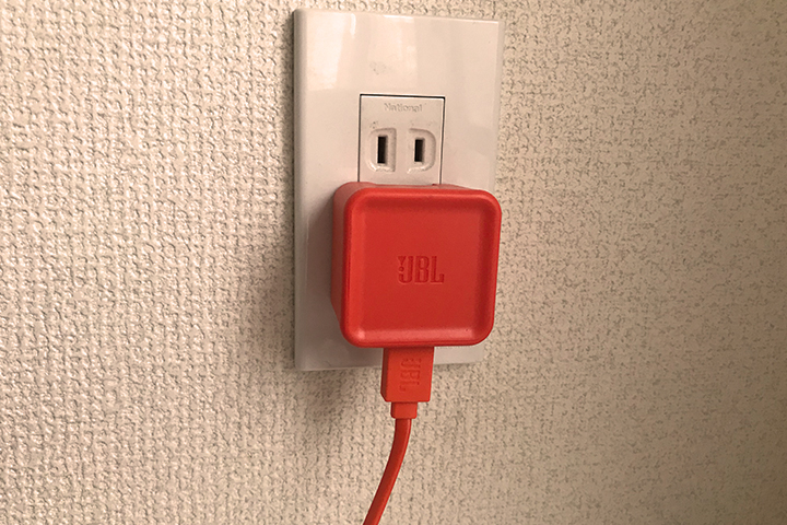 JBL Charge3の充電アダプタをコンセントに接続している様子