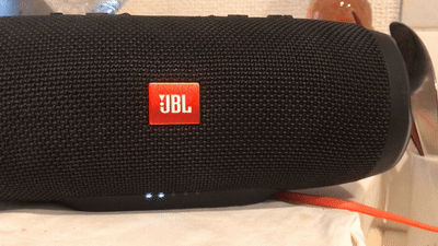 充電中のJBL Charge3本体