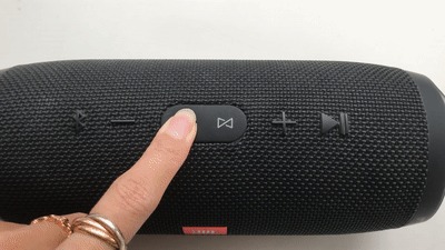 JBL Charge3の電源を入れている様子