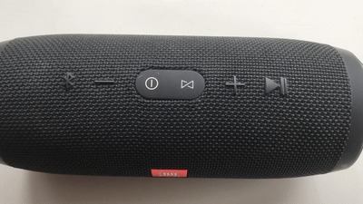 JBL Charge3のBluetoothが接続され、電源ボタンが青に点灯している様子