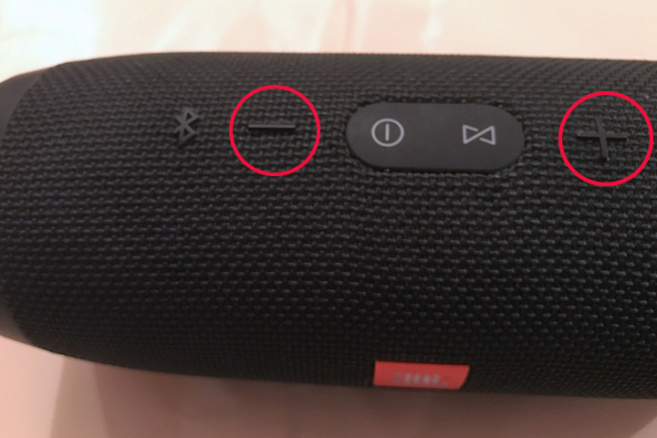 JBL Charge3の音量調整ボタン