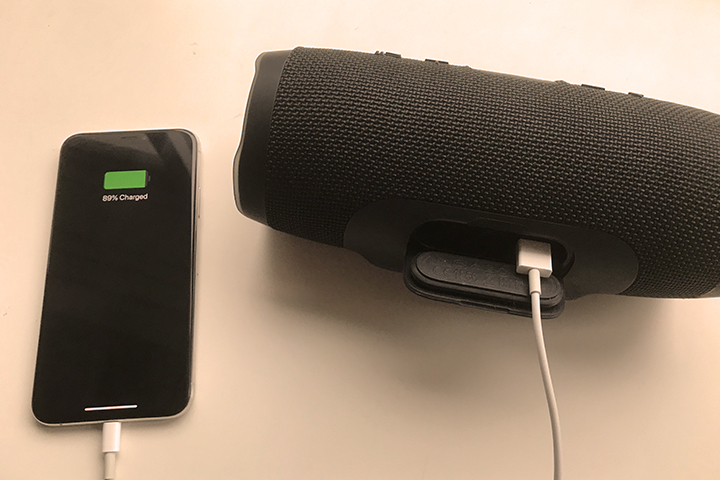 JBL Charge3でiPhoneを充電している様子