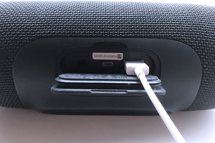 JBL Charge3本体のUSB端子に、iPhoneのケーブルを接続している様子
