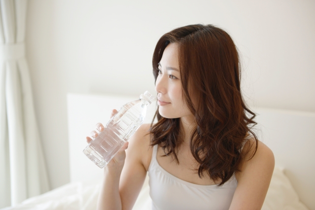 水を飲む女性