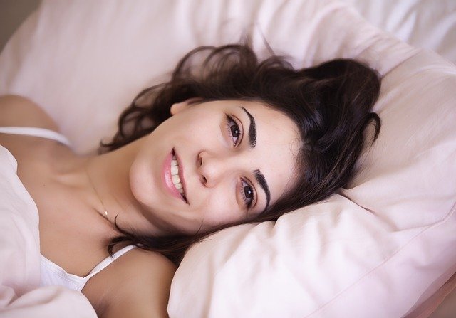 ベッドで目覚めたばかりの女性