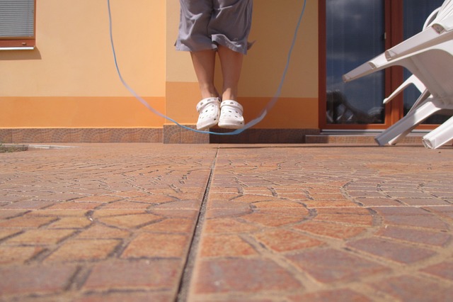 縄跳びをする人の足元