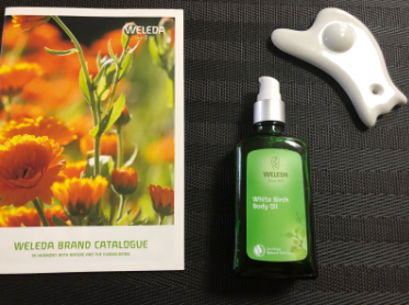 ヴェレダ・ホワイトバーチのパンフレットと本体の写真