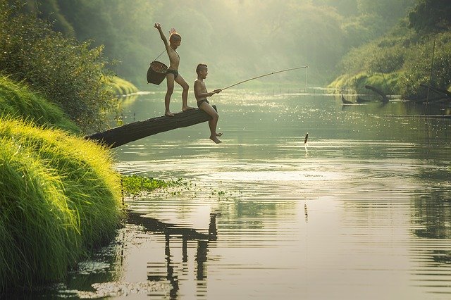 釣りをする少年の画像
