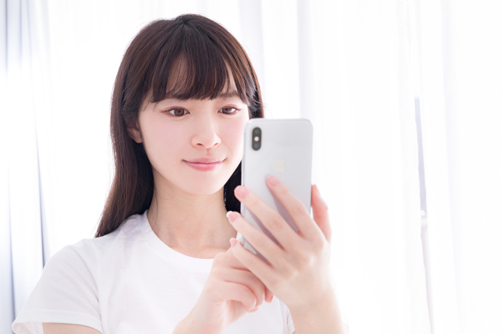 スマートフォンで検索する写真