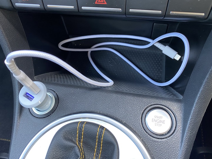 シガレットホルダーを電源にしている写真